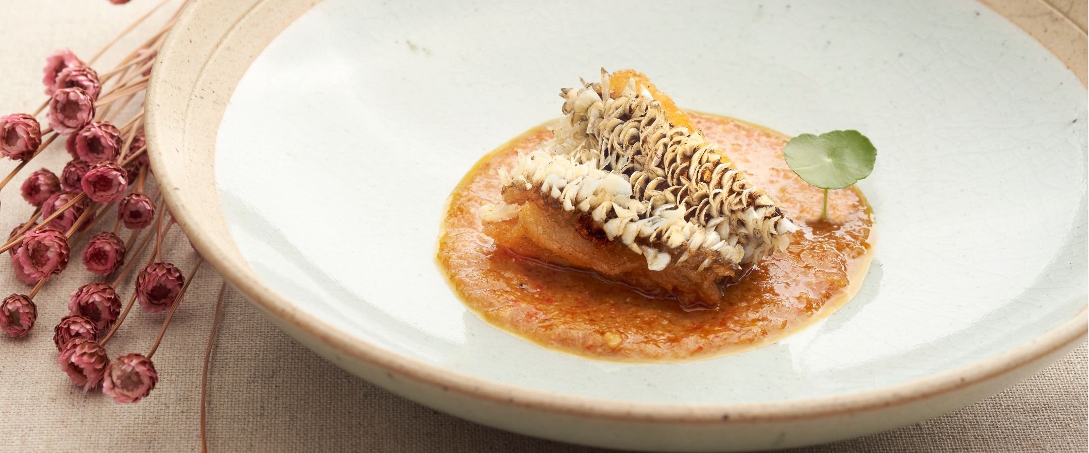 マーブルゴビー（ノコギリハゼ科の淡水魚）のカリカリウロコ揚げ。スパイシーなパイナップルソース添え