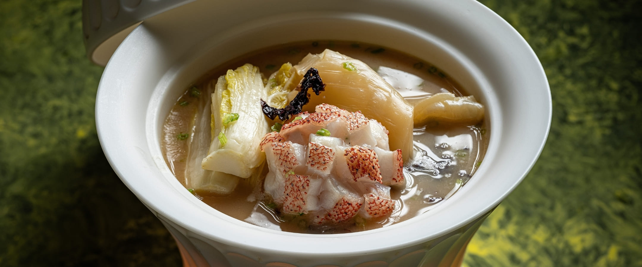 アジサイに見立てたコーラルトラウトの二度蒸し、黄酒のソース、魚の浮き袋、キャベツロールを添えて